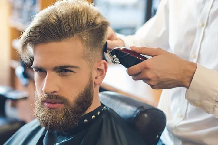 Najlepsze fryzury dla wdowiego szpica: stylizacje dla kobiet i mężczyzn