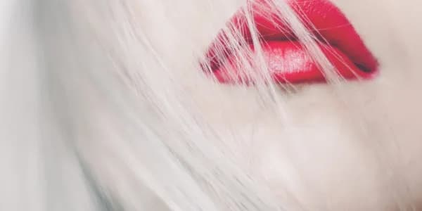 Czy makijaż permanentny ust boli? Prawda o zabiegu i dyskomforcie