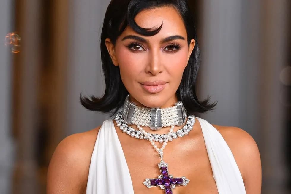Kim Kardashian fryzura: 10 najmodniejszych stylizacji gwiazdy