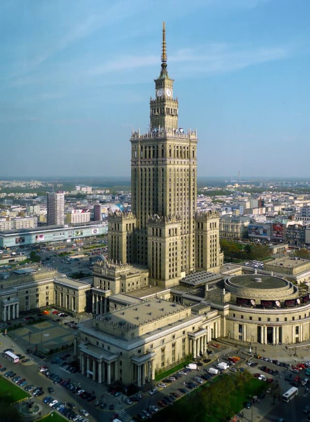 Ile lat ma Pałac Kultury w Warszawie? Historia i znaczenie