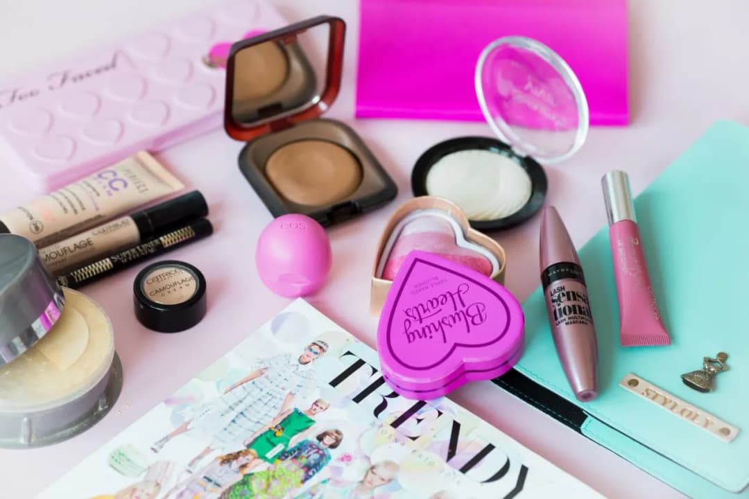 Niezbędne produkty do makijażu: 10 must-have dla początkujących