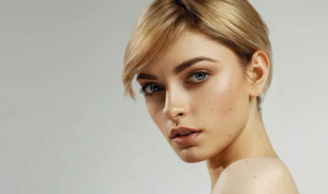 Jak wyszczuplić twarz fryzurą: 7 skutecznych trików stylistów