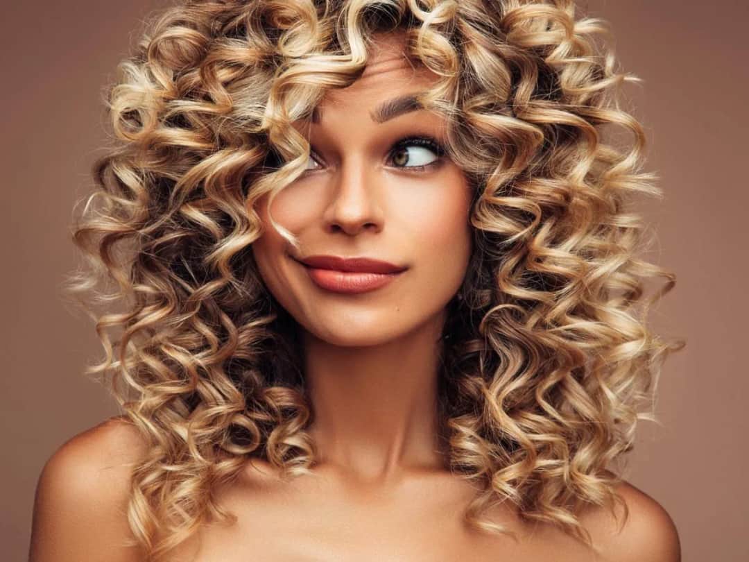 Najlepsze fryzury dla włosów kręconych - dobierz idealną dla siebie