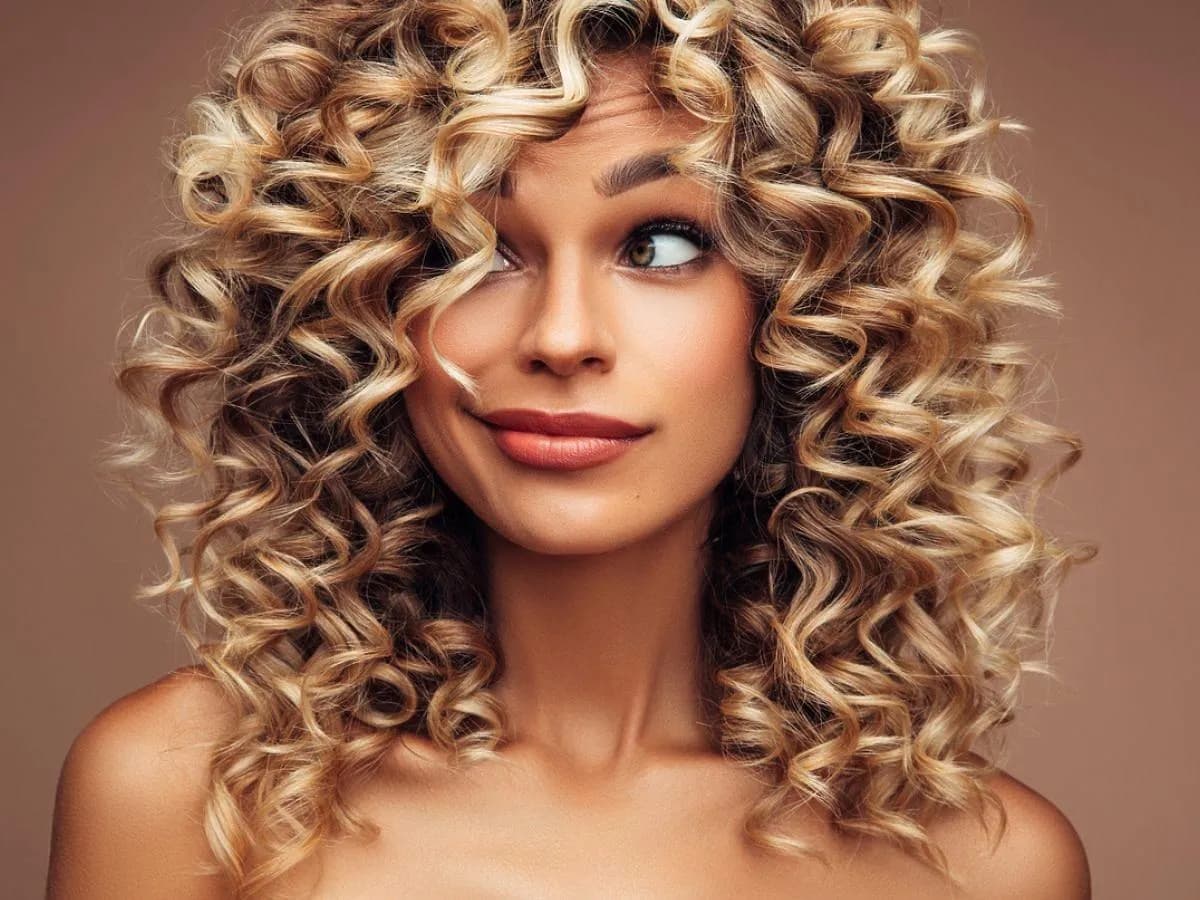 Najlepsze fryzury dla włosów kręconych - dobierz idealną dla siebie