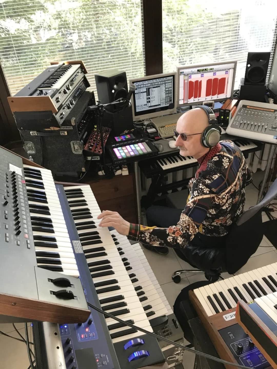 Ile lat ma lider Kombi? Poznaj wiek i historię zespołu