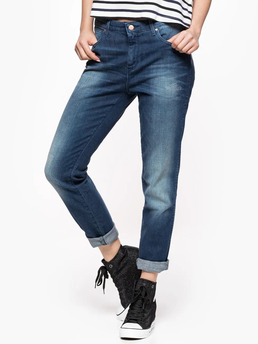 Spodnie boyfriend damskie: co to znaczy i jak je stylizować?