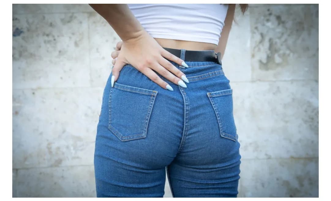 Spodnie skinny fit damskie - co to znaczy i jak je nosić?