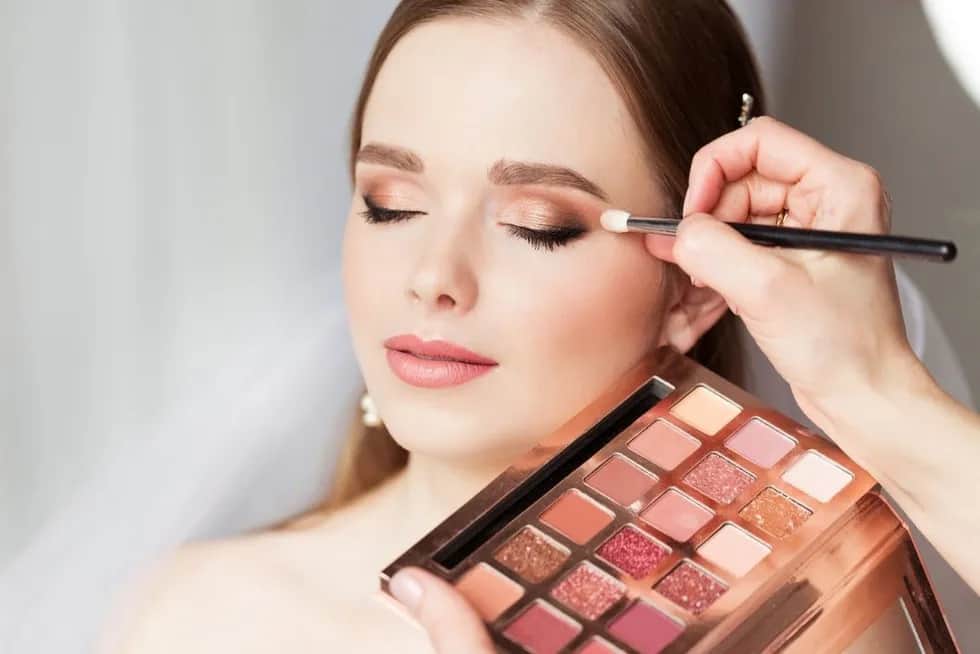 Ile trwa makijaż ślubny? Poznaj szczegółowy harmonogram