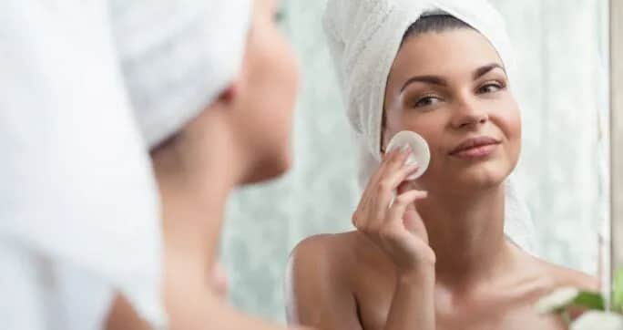 Domowe sposoby na zmycie makijażu oczu - 5 skutecznych metod