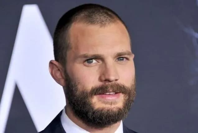 Fryzura na łyso - dla kogo? Poznaj zalety i wyzwania łysej głowy