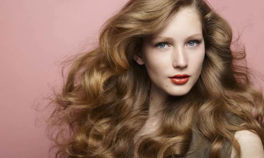 Jak zagęścić włosy damskie: 10 skutecznych sposobów na gęstą fryzurę