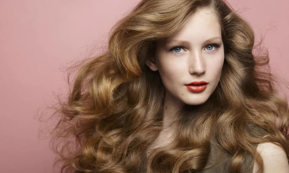 Jak zagęścić włosy damskie: 10 skutecznych sposobów na gęstą fryzurę